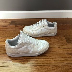 White Nike Sneakers... woman’s 9.5